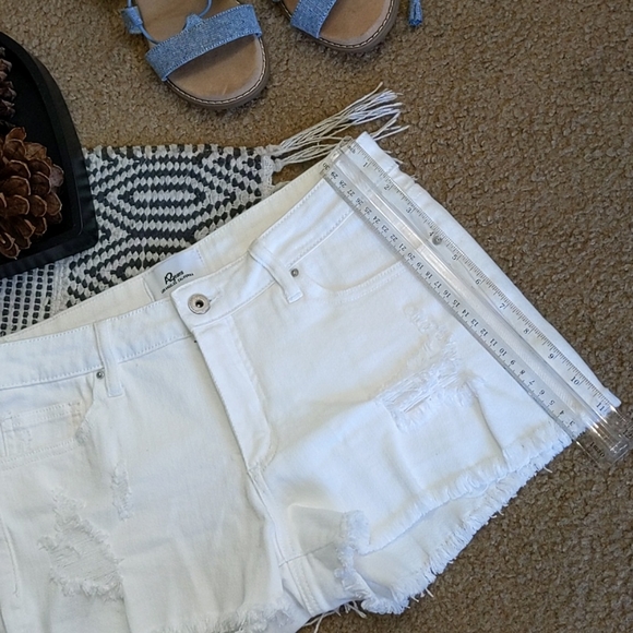🌼Medium Denim White Shorts🌼 - Picture 4 of 7